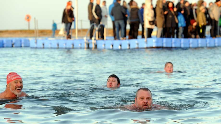 In der kurzen Hochsaison um den Jahreswechsel wagen sich jedes Jahr rund 100 Abgehärtete beim Neujahrsschwimmen in das Wasser der Nordseelagune von Butjadingen.