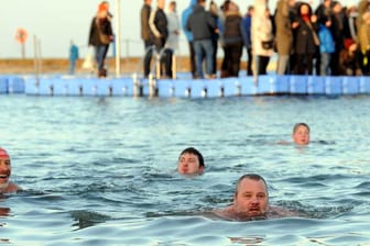 In der kurzen Hochsaison um den Jahreswechsel wagen sich jedes Jahr rund 100 Abgehärtete beim Neujahrsschwimmen in das Wasser der Nordseelagune von Butjadingen.