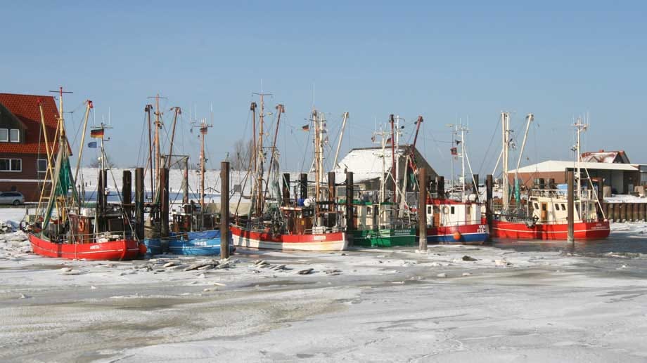 Winter im Hafen: Die Schiffe sind eingefroren.