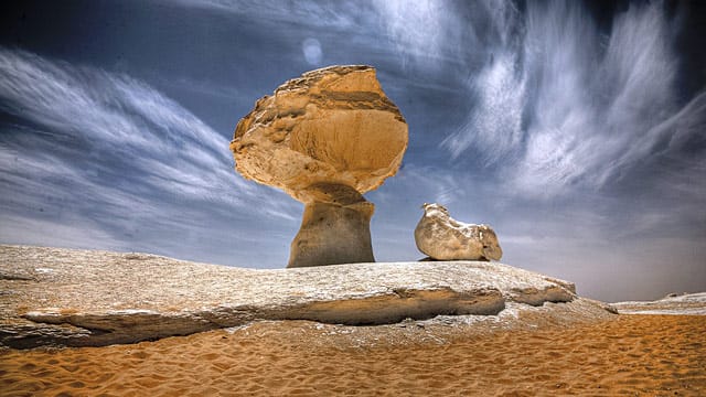 Die Kalksteinformationen der Weißen Wüste in Ägypten machen das Gebiet zu einem beeindruckenden, natürlichen Skulpturenpark.