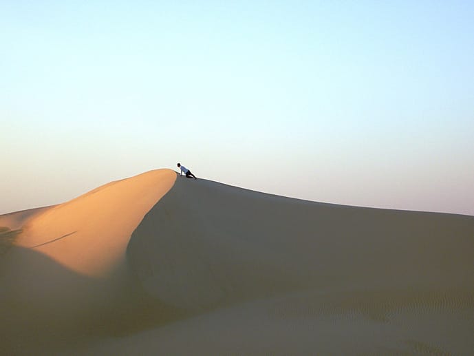 Ein Wüstenerlebnis aus Sand, Dünenkämmen und den Mustern des Windes im weichen Untergrund soweit das Auge reicht, erwartet Reisende in Ägypten im Großen Sandmeer am nördlichen Rand der Sahara.
