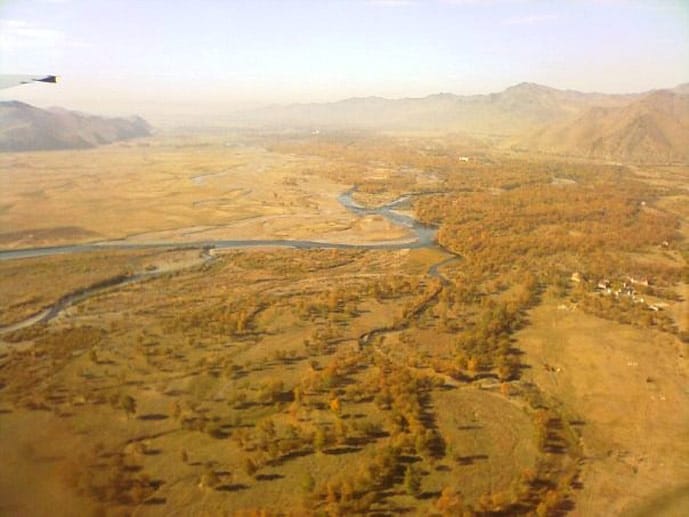 Überwiegend zählt die Wüste Gobi in der Mongolei zu den Steppenwüsten, die mit einer Vielzahl landschaftlicher Variationen von endloser Weite bis kahlem Fels aufwartet.