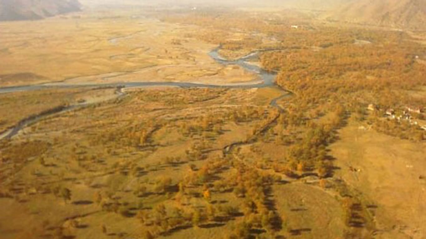 Überwiegend zählt die Wüste Gobi in der Mongolei zu den Steppenwüsten, die mit einer Vielzahl landschaftlicher Variationen von endloser Weite bis kahlem Fels aufwartet.