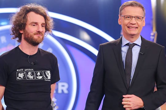 Aufgedrehter Moderator: Gut gelaunter Jauch verpasst fast das Show-Ende