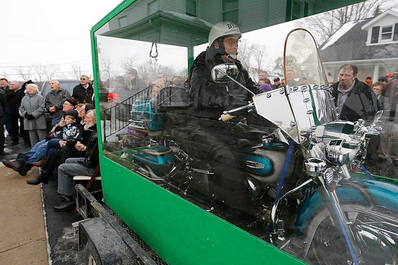 Ungewöhnliche Form der Bestattung: Der Tote Billy Standley sitzt auf seiner 1967er Electra Glide