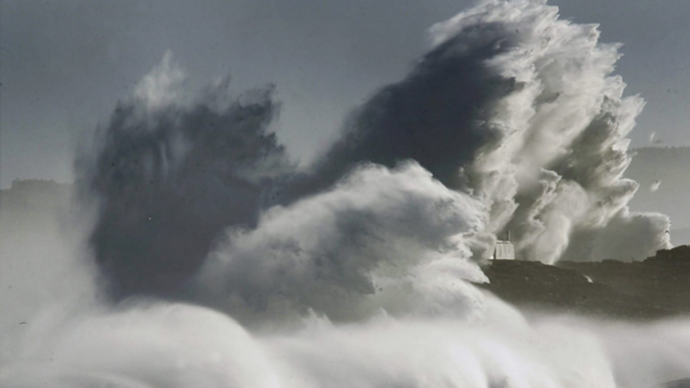 Riesige Wellen treffen auf die Insel Mouro und verdecken den Leuchtturm. Die Insel liegt vor dem Hafen der nordspanischen Stadt Santander.