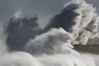 Riesige Wellen treffen auf die Insel Mouro und verdecken den Leuchtturm. Die Insel liegt vor dem Hafen der nordspanischen Stadt Santander.