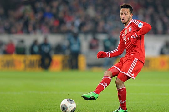 Edeltechniker Thiago spielt einen Pass in die Spitze.