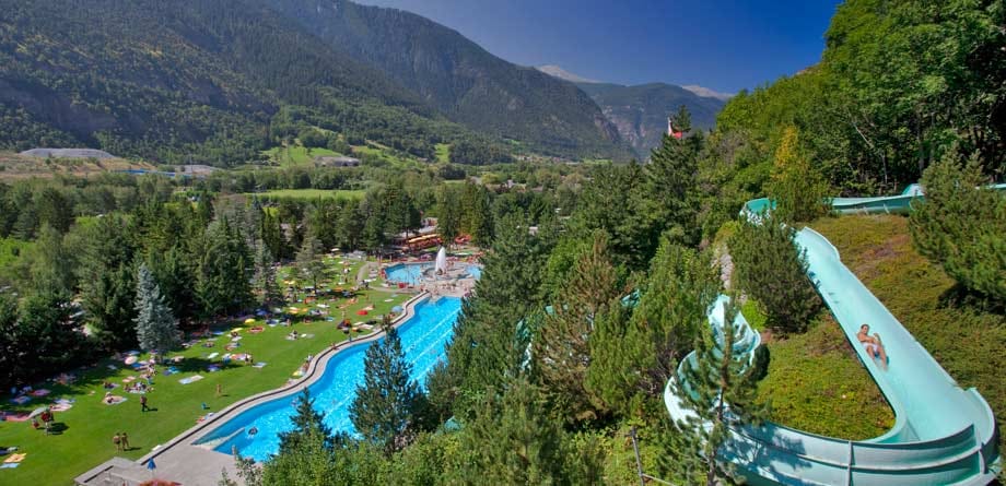 Im Herzen der Alpen, im Kanton Wallis, liegt das größte Freiluft-Thermalbad der Alpen.