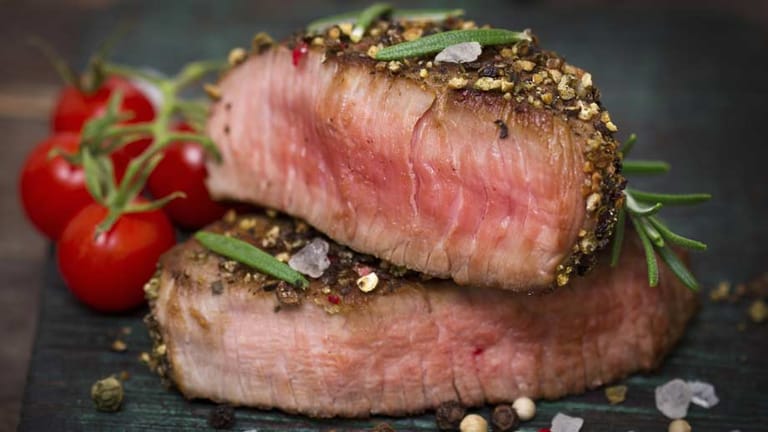 Steinzeit-Diät: Unter anderem stehen Fleisch, Beeren und Nüsse auf dem Speiseplan.