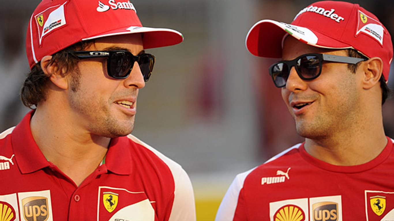 Felipe Massa (re.) setzt im Ferrari-Duell auf Fernando Alonso (li.)