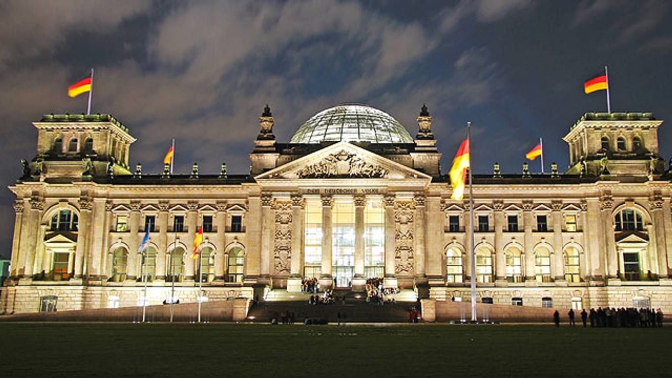 Nächtlicher Blick auf das Reichstagsgebäude in Berlin