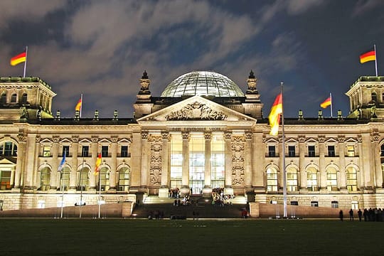 Nächtlicher Blick auf das Reichstagsgebäude in Berlin