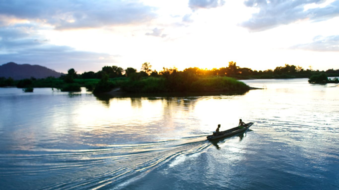 Der Sonnenuntergang am Mekong ist ein "spezieller Moment" und für einige Backpacker deshalb einen Joint wert.