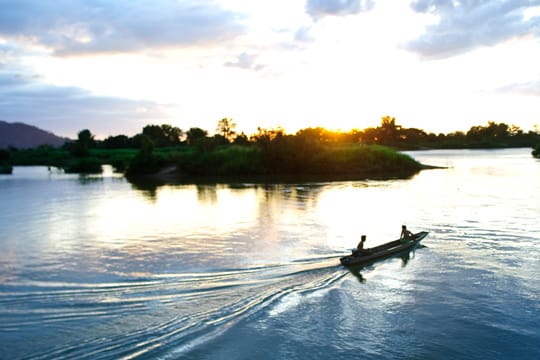 Der Sonnenuntergang am Mekong ist ein "spezieller Moment" und für einige Backpacker deshalb einen Joint wert.