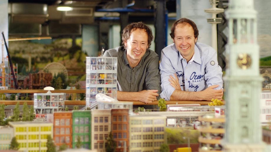 Frederik und Gerrit Braun (li.), Geschäftsführer des "Miniatur Wunderlandes", zittern um den Hamburger SV.