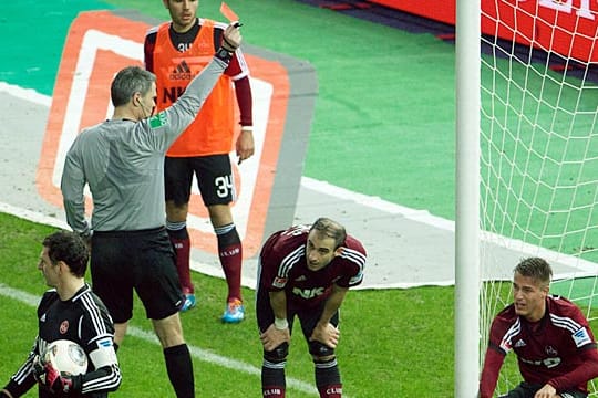 Laut DFB-Schiedsrichterportal war die rote Karte gegen Ondrej Petrak die richtige Entscheidung, doch Michael Weiner zog sie zurück und entschied auf Abseits.
