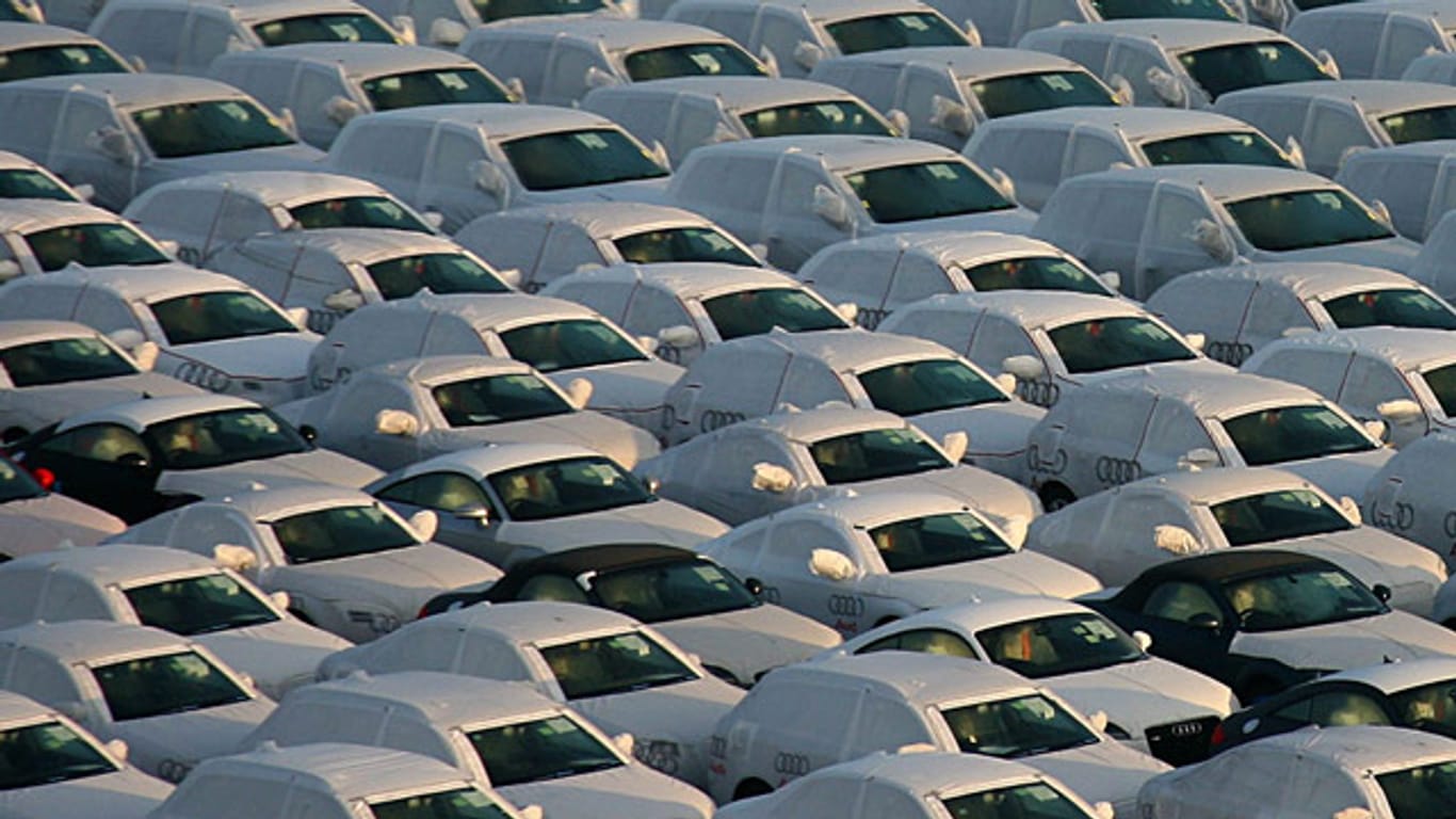 Neuwagen: Mehrere verschiedene Audi-Modelle warten versandfertig auf ihre Auslieferung