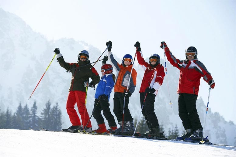 Insgesamt bietet Jungholz zehn Abfahrtskilometer und ein Dutzend leichter bis mittelschwerer Pisten. Wer mehr Abwechslung sucht, der kauft sich den Großraumskipass "Vitales Land" und darf damit auch am Oberjoch sowie in zahlreichen anderen Allgäuer und Tiroler Skigebieten wedeln.