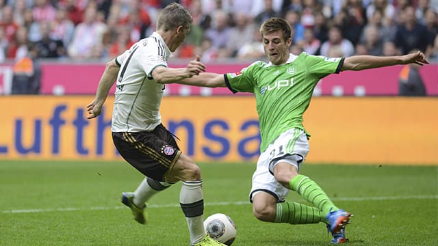 Robin Knoche (re.) und der VfL Wolfsburg sind in Sachen Zweikampfquote dem FC Bayern und Bastian Schweinsteiger (li.) überlegen. Robin Knoche (re.) und der VfL Wolfsburg sind in Sachen Zweikampfquote dem FC Bayern und Bastian Schweinsteiger (li.) überlegen.
