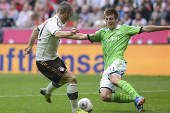 Robin Knoche (re.) und der VfL Wolfsburg sind in Sachen Zweikampfquote dem FC Bayern und Bastian Schweinsteiger (li.) überlegen.