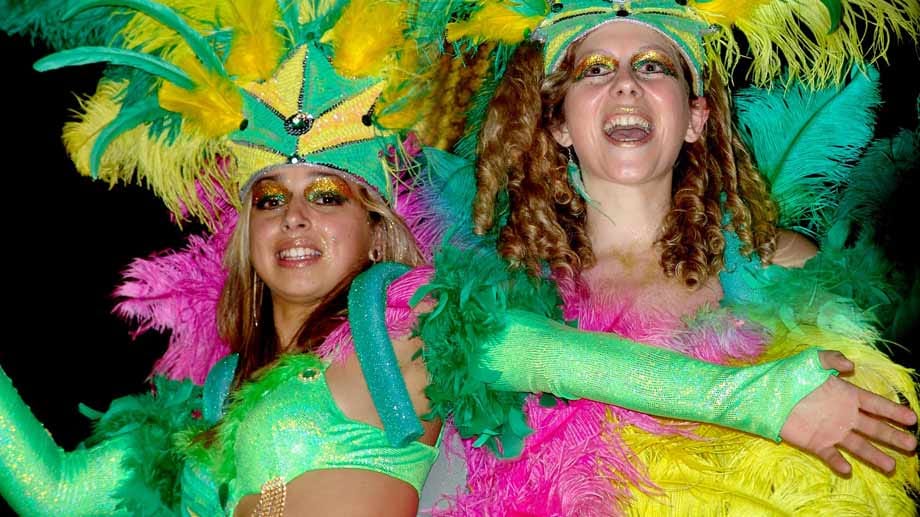 Madeira: Dieser Karneval ist einer der schönsten der Welt: Am 1. März schiebt sich der große Allegorische Festzug in der Hauptstadt Funchal vom Praça da Autonomia bis zum Praça di Municipio.