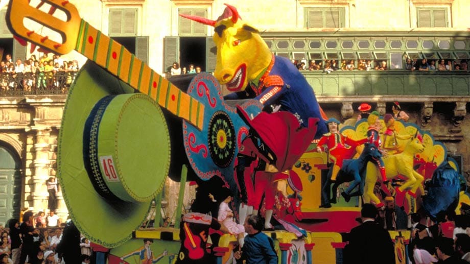 Bei frühlingshaften Temperaturen kann man beim "Karnival ta' Malta" bunte Paraden, farbenfrohe Kostüme und fantasievoll dekorierte Wagen bestaunen.