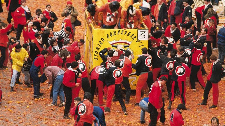 In Köln wirft man mit Kamellen, in Italien mit Orangen. Höhepunkt des Carnevale Storico in Ivrea bei Turin ist die "Battaglia delle Arance", die Orangenschlacht.