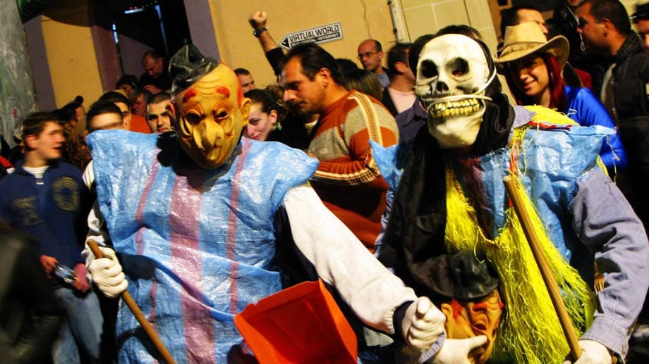 Auf fast nachdenkliche Weise wird die närrische Zeit auf Maltas Nachbarinsel Gozo begangen. In Nadur findet der sogenannte "stille Karneval" statt: Obwohl es auch dort genug fröhliches Getöse gibt, ziehen die Teilnehmer, um unerkannt zu bleiben, wortlos und mit gruselig-schrillen Masken und selbst gemachten Kostümen durch die Straßen.