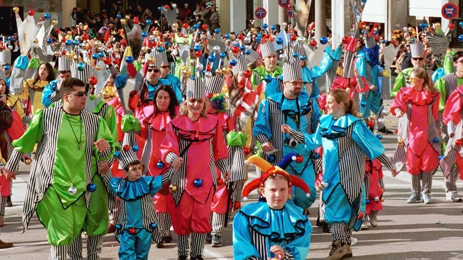 Die Zeiten mögen hart sein, gefeiert wird trotzdem. Griechenlands Narrenhochburg heißt Patras. Fast 20.000 Patraer schunkeln organisiert in einem Karnevalsverein, beim großen Umzug am Faschingssonntag jubeln Hunderttausende der kilometerlangen Parade zu.