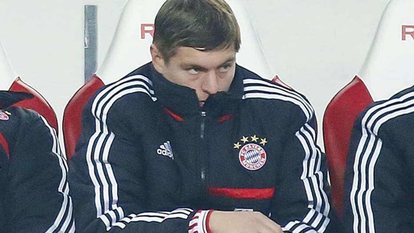 Ungewohntes Bild: Toni Kroos drückt die Reservebank des FC Bayern.