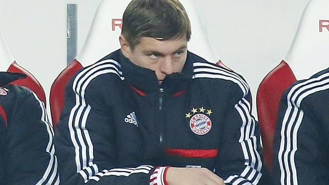 Ungewohntes Bild: Toni Kroos drückt die Reservebank des FC Bayern.