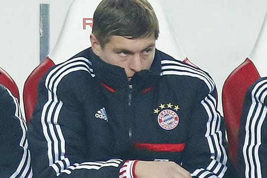 Ungewohntes Bild: Toni Kroos drückt die Reservebank des FC Bayern.