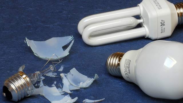 Kaputte Energiesparlampen zu entsorgen ist heikel.