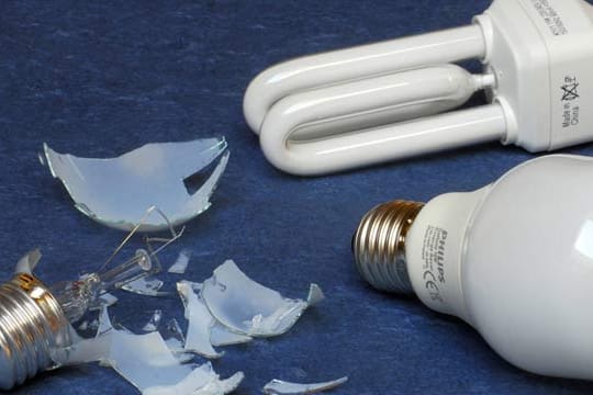 Kaputte Energiesparlampen zu entsorgen ist heikel.