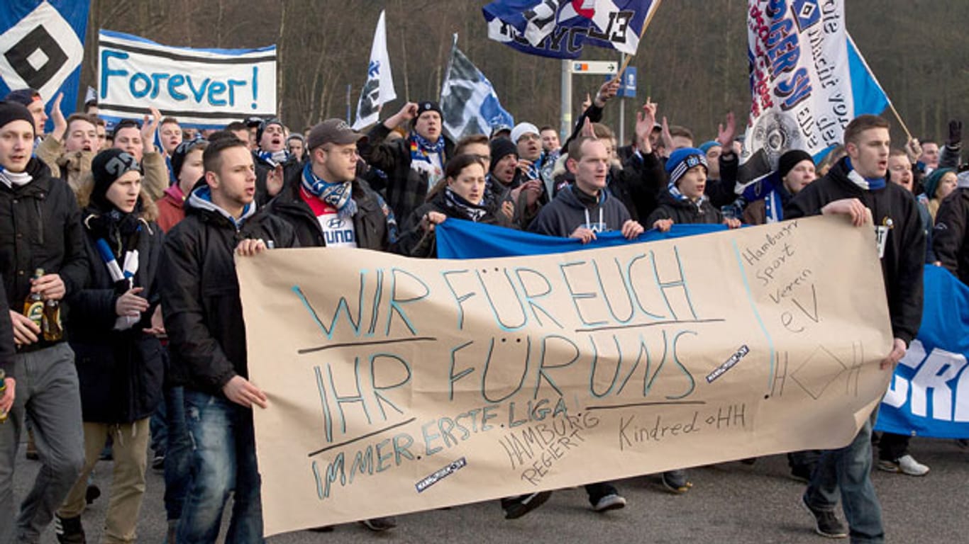 Fans des Hamburger SV demonstrieren bei einem Marsch zum Stadion ihre Solidarität.