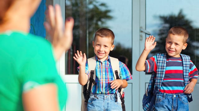 Ob Kinder gerne zur Schule gehen, wird unter anderem auch durch das richtige Einschulungsalter beeinflusst.