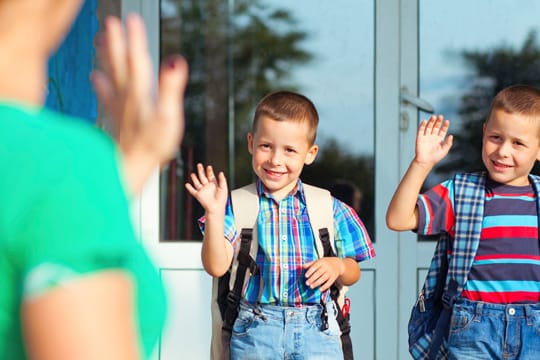 Ob Kinder gerne zur Schule gehen, wird unter anderem auch durch das richtige Einschulungsalter beeinflusst.