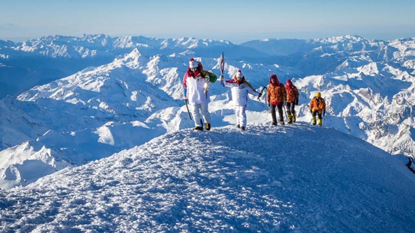 Kein Weg zu weit: Die Olympische Fackel zu Gast auf dem Elbrus, der mit 5642 Metern der höchste Berg des Kaukasus und Russlands ist.
