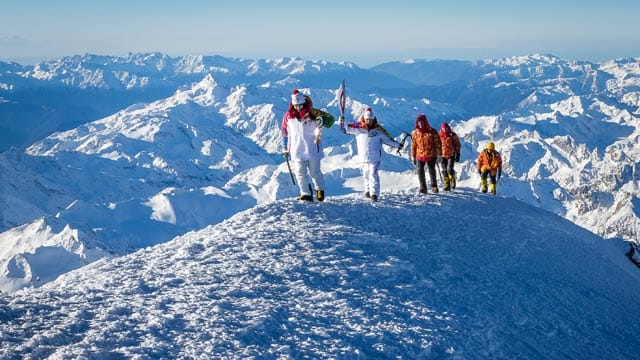 Kein Weg zu weit: Die Olympische Fackel zu Gast auf dem Elbrus, der mit 5642 Metern der höchste Berg des Kaukasus und Russlands ist. Kein Weg zu weit: Die Olympische Fackel zu Gast auf dem Elbrus, der mit 5642 Metern der höchste Berg des Kaukasus und Russlands ist.