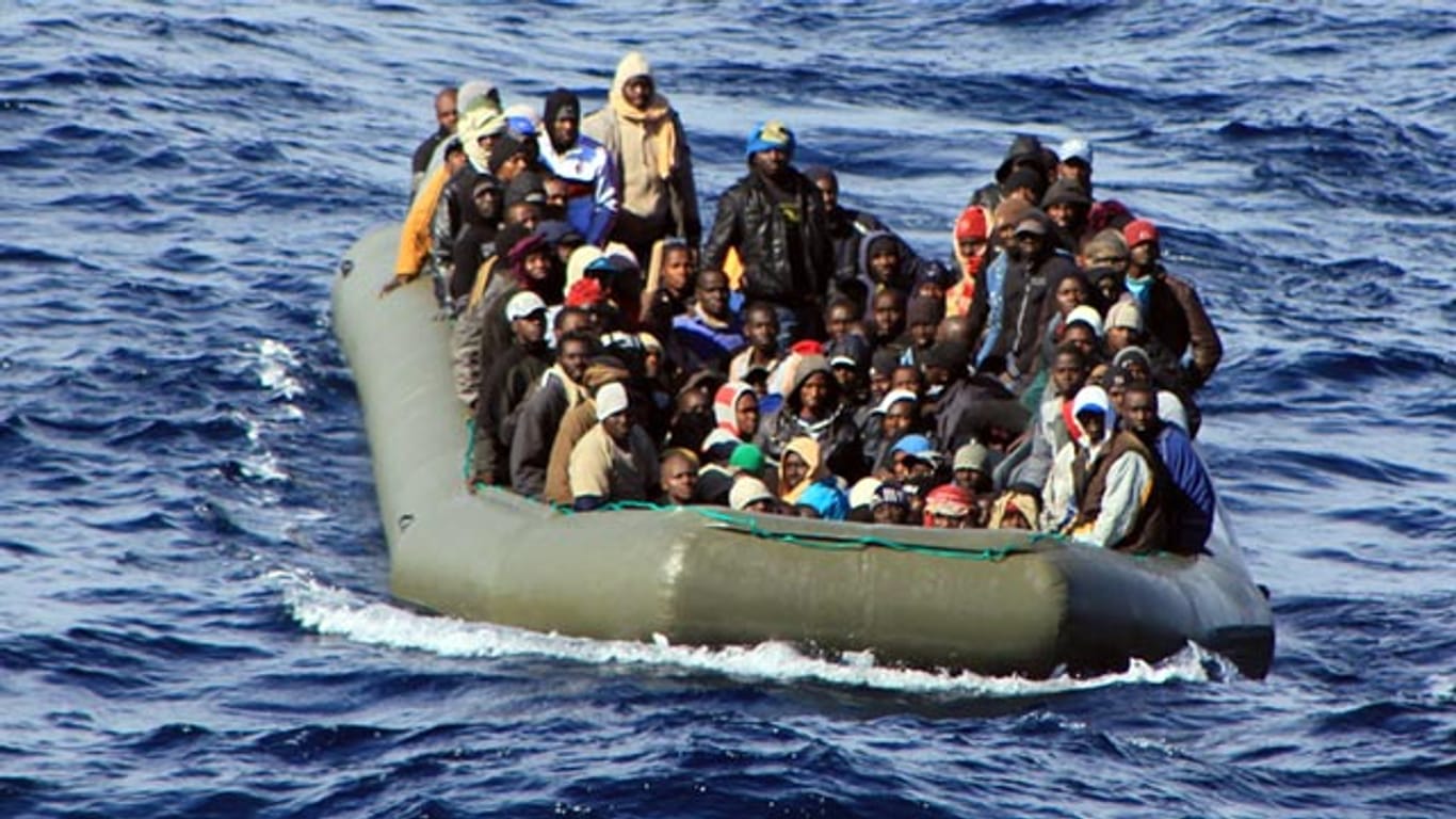 Afrikanische Flüchtlinge in einem Schlauchboot