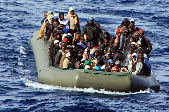 Afrikanische Flüchtlinge in einem Schlauchboot