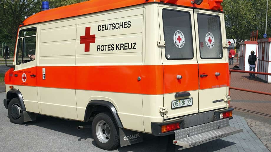 Nach der ersten Hilfe durch Sebastian Stirn wurde der junge Torwart direkt ins Krankenhaus gefahren. Nach der ersten Hilfe durch Sebastian Stirn wurde der junge Torwart direkt ins Krankenhaus gefahren.