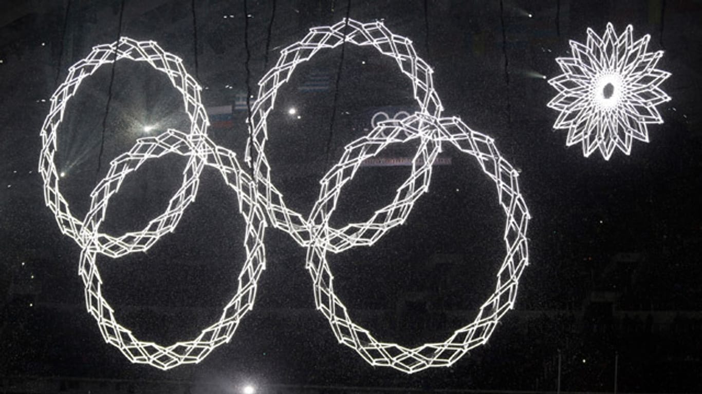 Kurz nach Beginn der Eröffnungsfeier zu den Olympischen Winterspielen in Sotschi ist es zu einer kleinen Panne gekommen: Eine Flocke öffnete sich nicht.