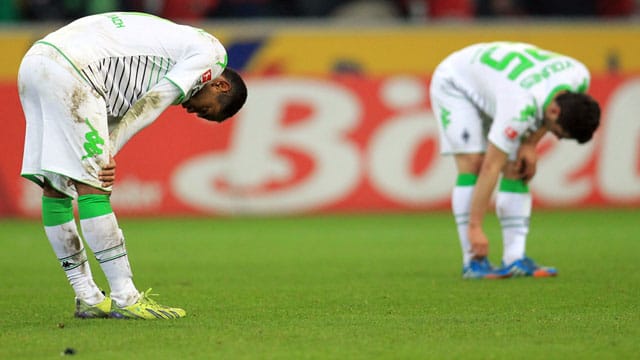 Bei den Gladbach-Profi (hier Raffael und Alvaro Dominguez) war die Niedergeschlagenheit nach Abpfiff groß.