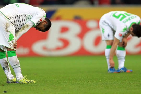Bei den Gladbach-Profi (hier Raffael und Alvaro Dominguez) war die Niedergeschlagenheit nach Abpfiff groß.