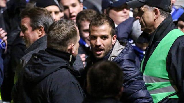 Rafael van der Vaart und Co. stellen sich den aufgebrachten Fans. Später gerät die Situation außer Kontrolle.