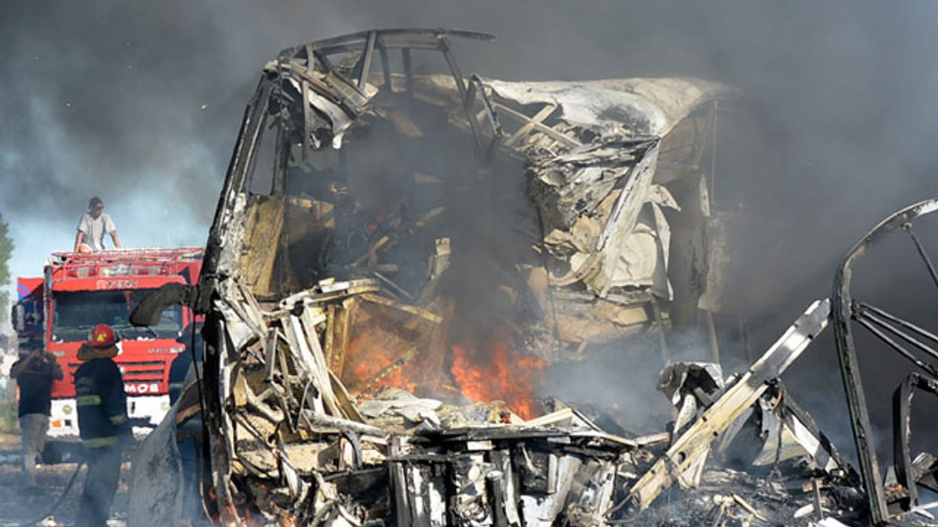 Nach Geisterfahrt: Der ausgebrannte Bus auf der Autobahn in der Provinz Mendoza in Argentinien