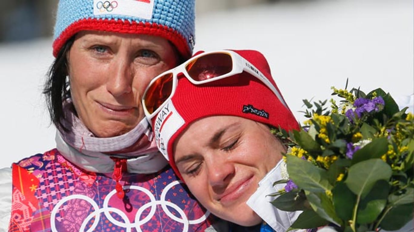 Tränen der Trauer: Marit Björgen (li.) und Teamkollegin Heidi Weng bei der Siegerehrung in Skiathlon.