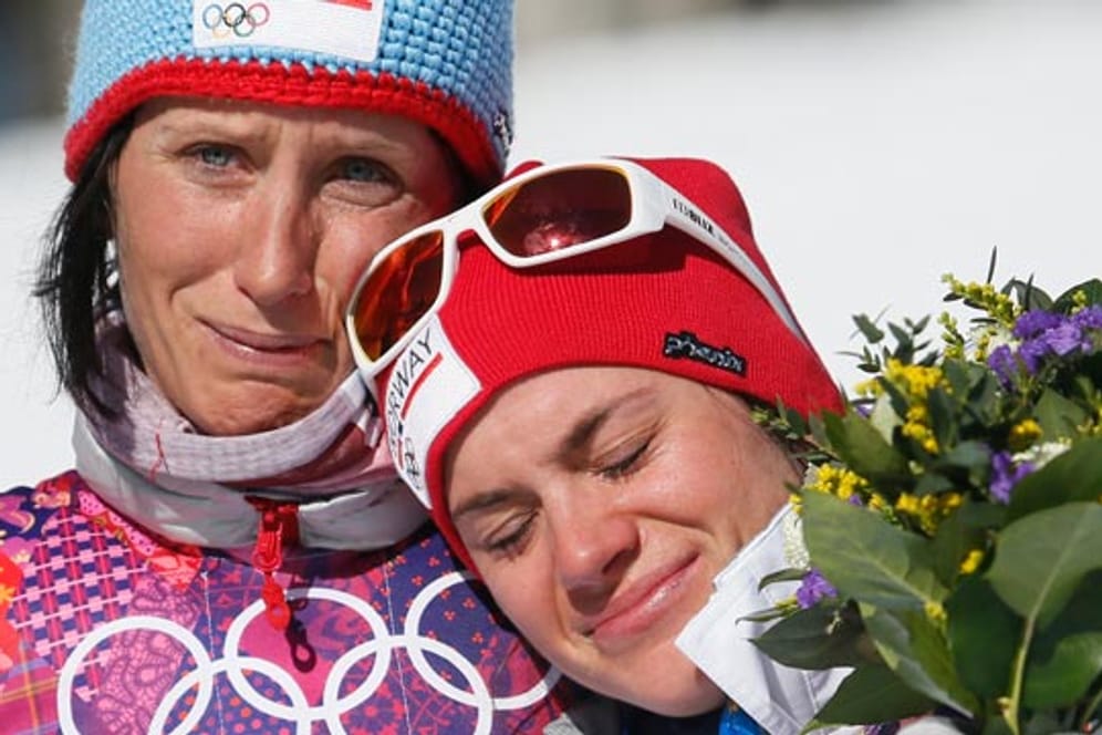 Tränen der Trauer: Marit Björgen (li.) und Teamkollegin Heidi Weng bei der Siegerehrung in Skiathlon.